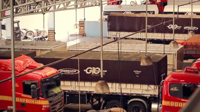 Com mais de 2.200 caminhões, G10 Transportes percorre cerca de 120 milhões de quilômetros por ano (Reprodução: G10 Transportes/ YouTube)