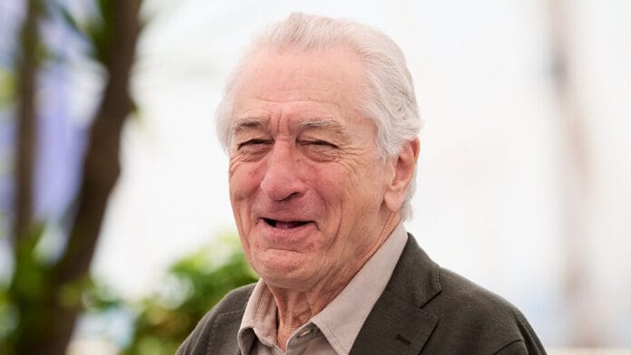 Robert De Niro mantém uma rotina que combina alimentação, exercícios físicos e compromissos profissionais aos 83 anos (Foto: Gabriel Hutchinson/ Wikimedia Commons)