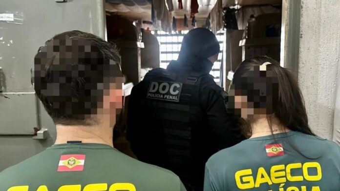 foto dos agentes dentro do presídio