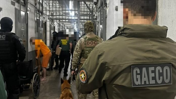 foto dos agentes dentro do presídio