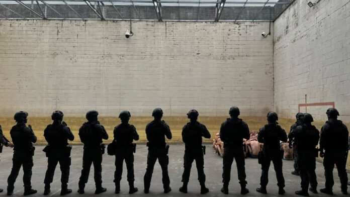 foto dos agentes dentro do presídio