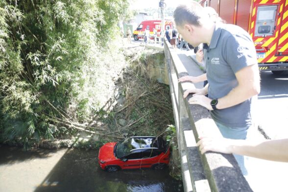 Carro cai em ribeirão em Blumenau e testemunhas pulam na água para salvar motorista idoso; vídeo registrou o acidente