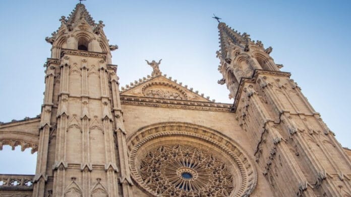Mulher doa todos os bens para congregação religiosa em SC; Justiça autoriza transferência