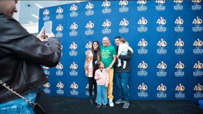 Luciano Hang tirando foto com uma família