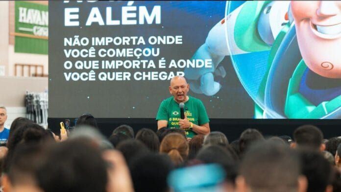 Foto mostra Luciano Hang com microfone 