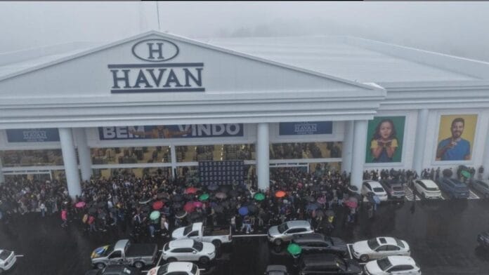 Havan do alto com multidão na porta, esperando entrar