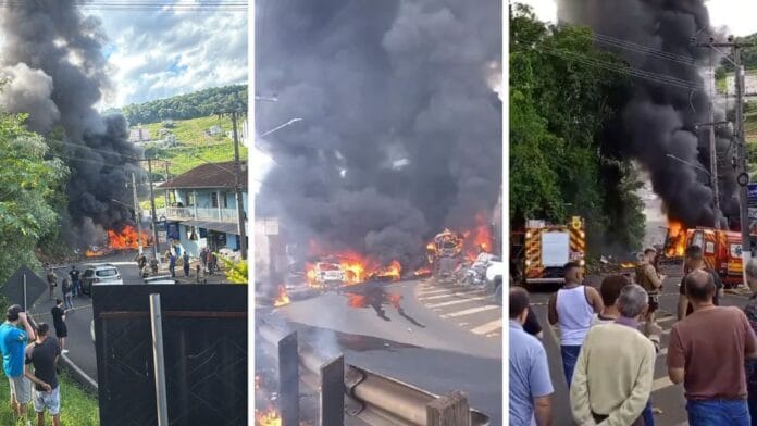 Acidente com carreta cegonha causa incêndio de grandes proporções com vários carros em chamas em SC; VÍDEO