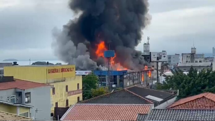 Incêndio acontece em São José, na Grande Florianópolis (Foto: Karin Barros, cedido NSC TV)