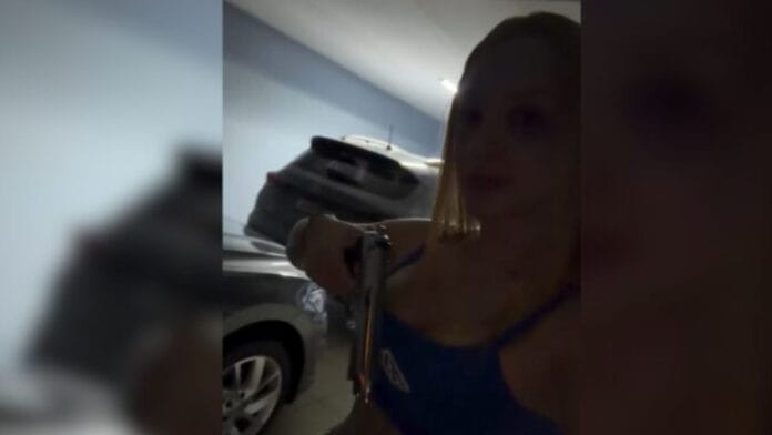 Influencer atira em portão para conter latidos de cão, filma ato e vira alvo da polícia por maus-tratos: “Cachorro folgado”
