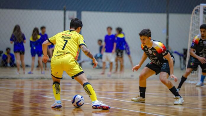 Jogo marcado por protesto termina em goleada por 19 a 2