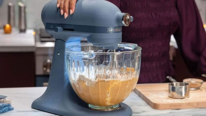 Foto da batedeira azul com tigela de vidro da KitchenAid
