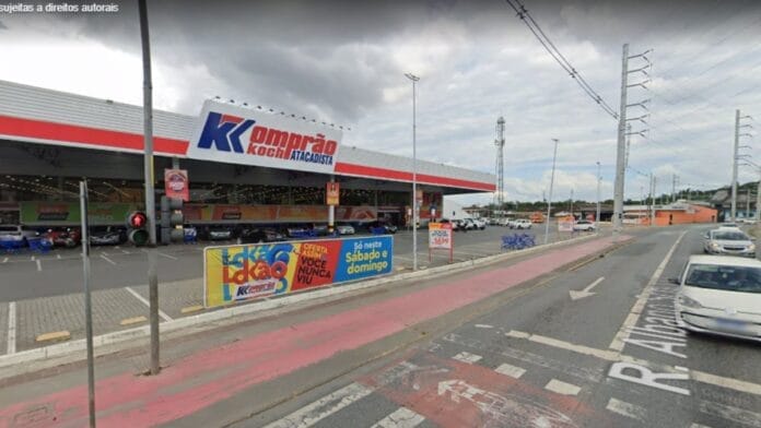 Funcionário de supermercado é alvo de tiros em tentativa de assassinato no amanhecer em Joinville