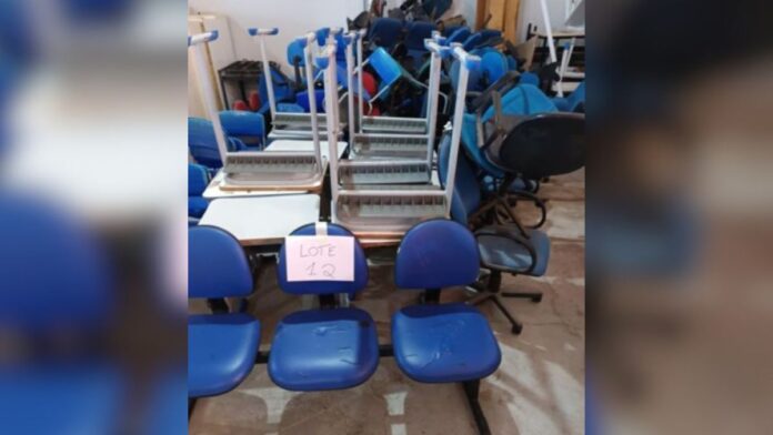 Mobiliário escolar do leilão de Araquari