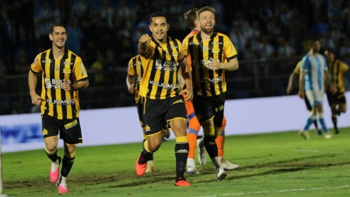 Criciúma marca duas vezes em três minutos e vence o Londrina pela Série B 2026