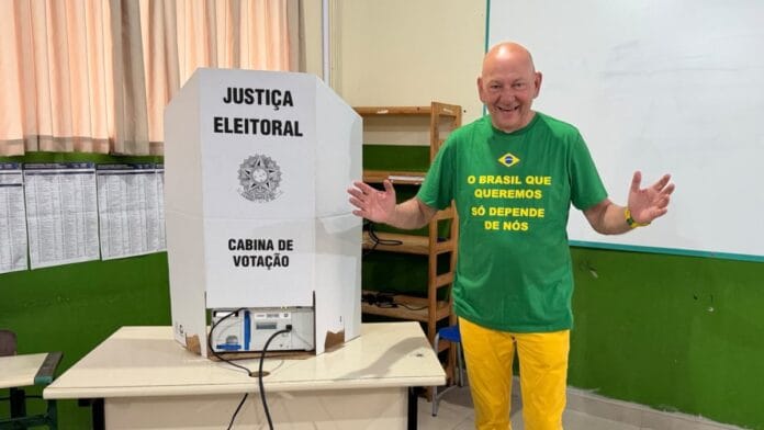 Luciano Hang vota no 1º turno das Eleições 2026 em Brusque