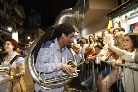Da primeira vez à tradição de anos: como o desfile da Oktoberfest Blumenau conquista gerações; FOTOS