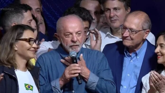 Em discurso da vitória, Lula diz que vai regular plataformas após “intromissão” nas eleições