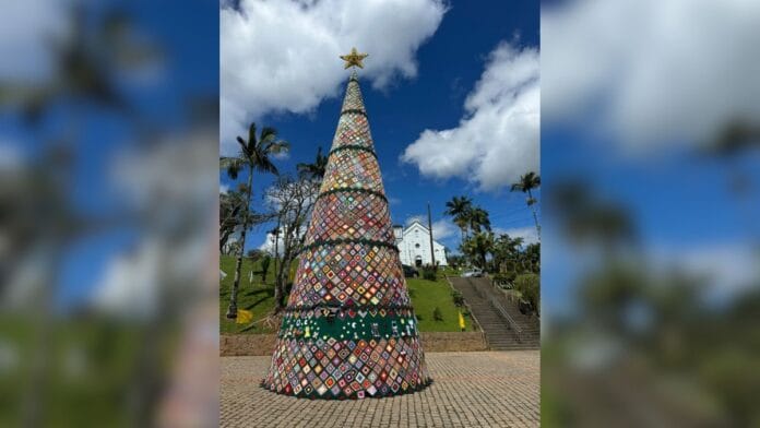 Maior árvore de Natal em crochê do Brasil fica em SC e homenageia São Francisco de Assis