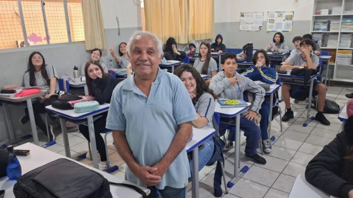 Morador de SC faz faculdade para ser professor e vira estagiário aos 79 anos