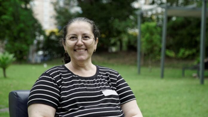 “Olhei no espelho e me reconheci”: ela superou as dores, venceu o câncer e ganhou reconstrução da mama pelo SUS