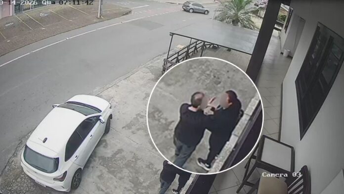 VÍDEO: Motorista de aplicativo dá tapa na cara de passageira após discussão e acaba banido de plataforma em Joinville
