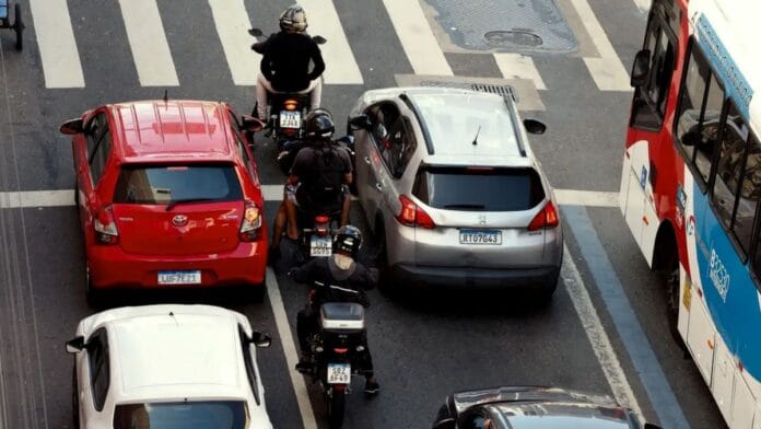 Mulher morre em moto elétrica em SP e caso expõe dúvidas sobre novas regras de 2026