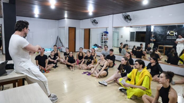 Bailarinos durante ensaio do natal