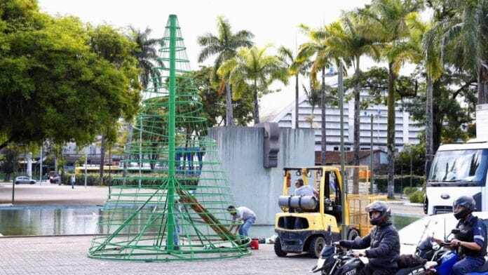 Equipes fazem montagem em praça de Joinville
