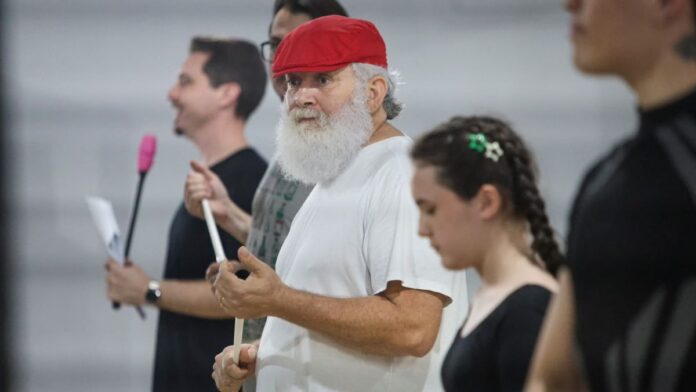 Bailarinos durante ensaio do natal