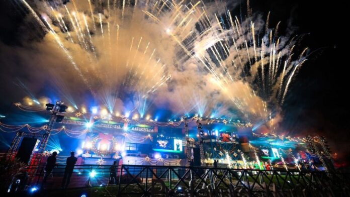 Foto da prefeitura no natal de Joinville com fogos de artício e luzes