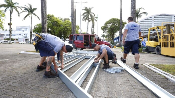 Equipes fazem montagem em praça de Joinville
