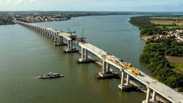 Nova ponte de R$ 207 mi vai unir 2 estados e dar fim a travessia histórica de balsa no maior rio 100% brasileiro