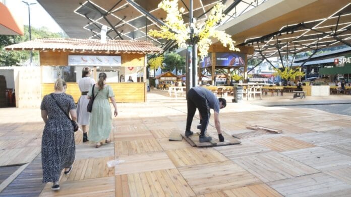 Novatos e experientes se encontram na Oktoberfest Blumenau em dia de abre-alas à maior festa alemã das Américas