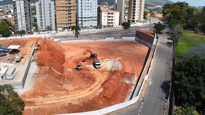 Novo estádio da Série A começa a tomar forma com paredes de concreto que vão permitir estacionamento subterrâneo