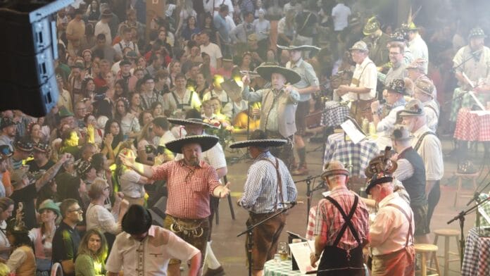 1º dia de Oktoberfest Blumenau 2026 tem desfile, Velhos Camaradas e entrada de graça; veja tudo sobre