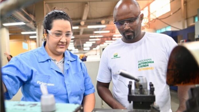 Petrobras abre mais de mil vagas em cursos gratuitos com bolsas de até R$ 858 em cinco estados no Brasil