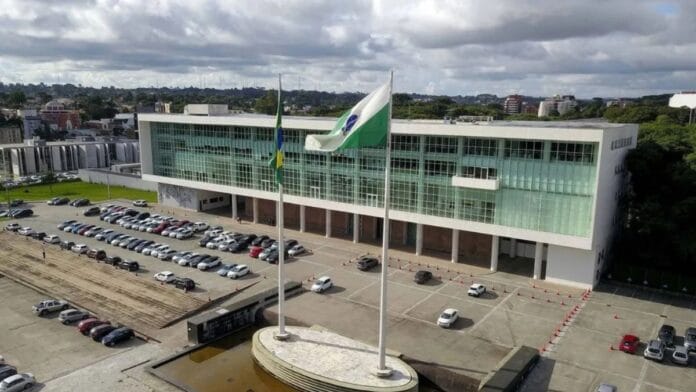 Vista externa do Palácio Iguaçu, sede do governo do Paraná, com bandeiras hasteadas na entrada, ilustrando a apuração para governador nas Eleições 2026.