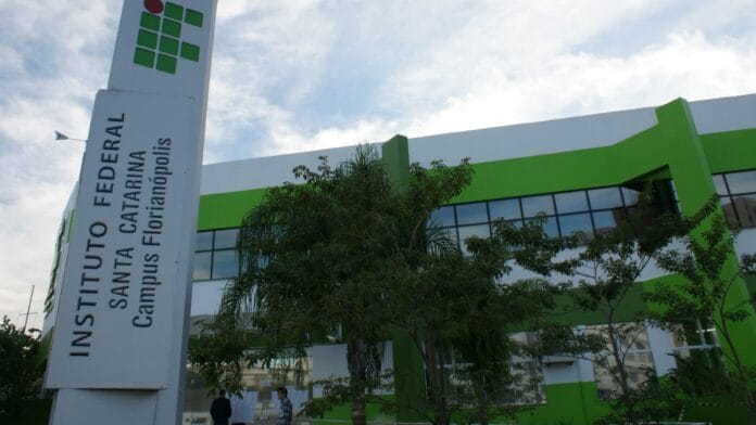 Pichações nazistas e lista de “mais estupráveis” em banheiro do IFSC geram revolta de alunos em Florianópolis; reitoria apura