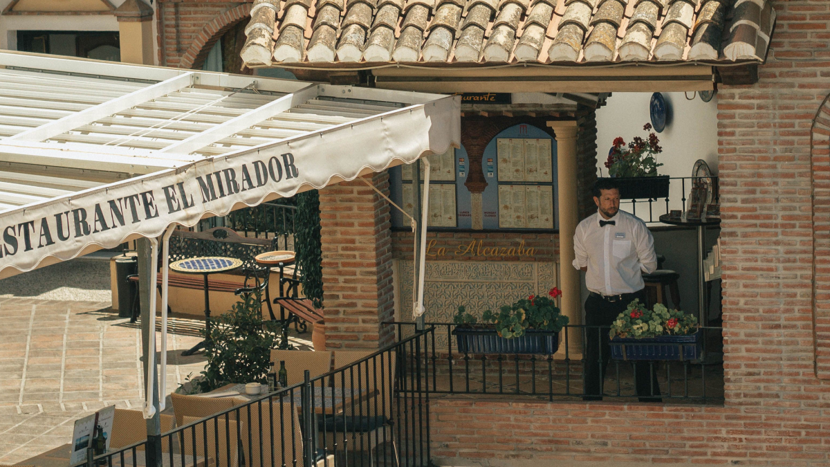 Caso de garçons sem registro na Segurança Social pode levar proprietário de bar espanhol à prisão (Foto: Piers Olphin/ Pexels)