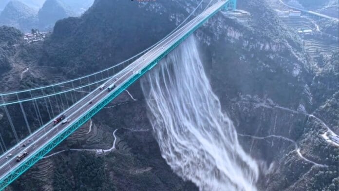 Ponte mais alta do mundo “chora” cortina de água em abismo de 626 metros de altura
