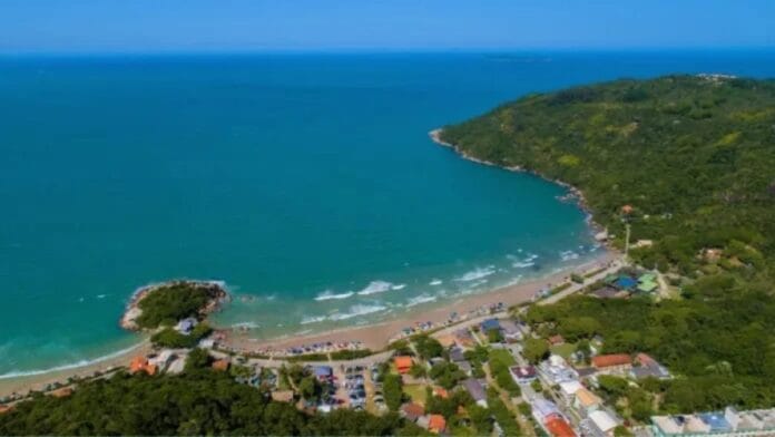Praia de águas cristalinas e calmas com áreas rasas e ideais para crianças ganha selo de mar limpo em SC