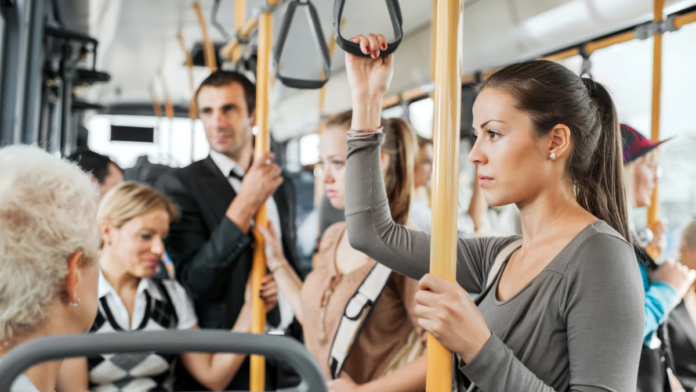 Proposta prevê multa de quase R$ 700 a passageiros que tocarem música alta em ônibus