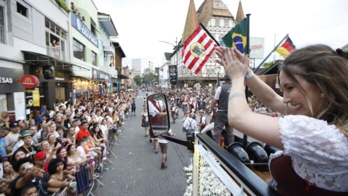 Qual o melhor grupo dos desfiles da Oktoberfest Blumenau? Vote e escolha seu favorito