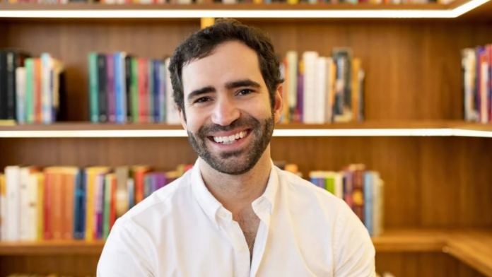 Quem é o influencer Bookster que ganhou o primeiro Prêmio Jabuti de incentivo à leitura digital
