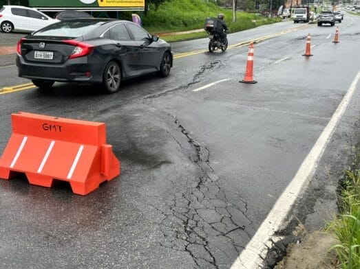 Pista afunda e trânsito de ônibus e caminhões é proibido em rua movimentada de Blumenau