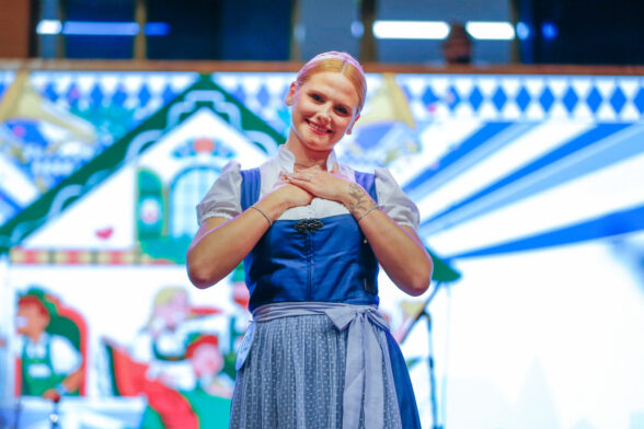 Ela ganhou uma coroa de papel da irmã e dias depois se tornou 1ª princesa da Oktoberfest Blumenau 2027