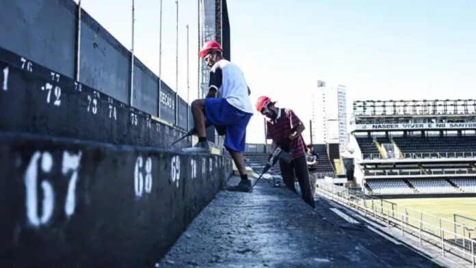 Obras realizadas em julho na arquibancada Cosmo Damião (Foto: Reinaldo Campos, Santos FC)