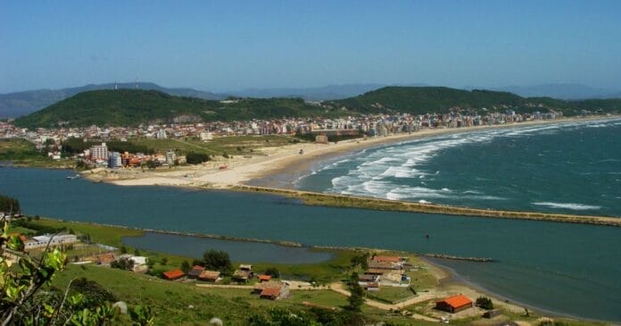 Fotos revelam a única praia do Sul de SC que recebeu certificação internacional para a temporada de verão