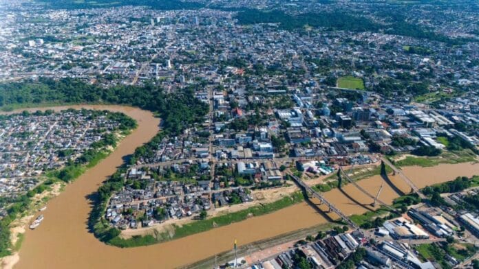 Vista panorâmica aérea de Rio Branco durante a apuração ao vivo para governador no Acre segundo turno.