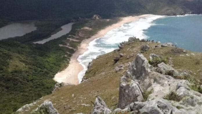 Turista alemã de 30 anos morre afogada em praia famosa da Grande Florianópolis